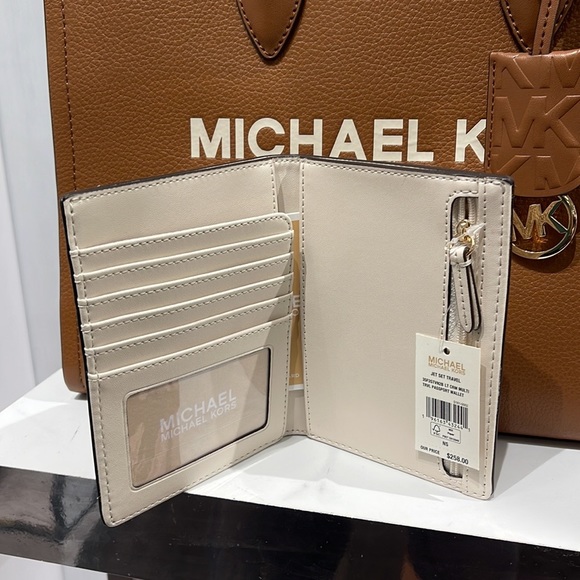 Michael Kors Jet Set Travel Passport Wallet
Light Cream Signature/Golden-Tone - Picture 12 of 16